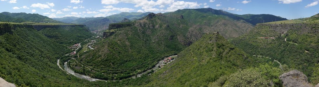 Překrásné údolí řeky Debed pod pevností Kayan Berd         